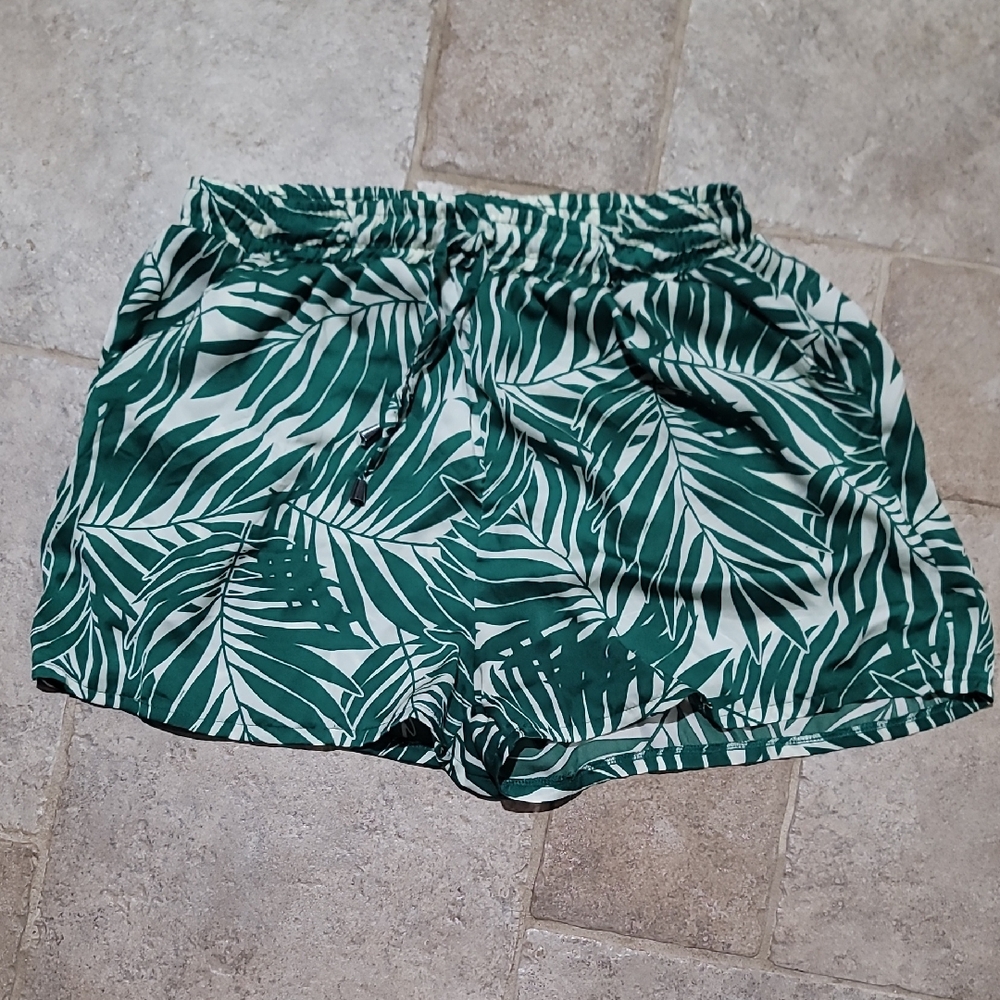 Tropical Green Leaf Print Women's Shorts